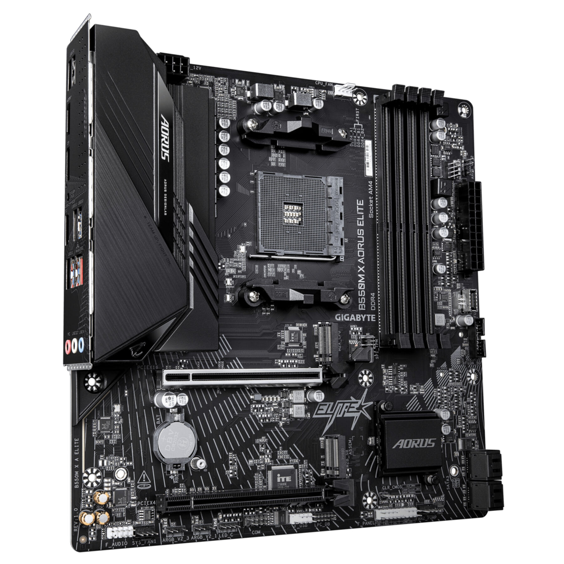 Placa base negra Gigabyte B550M Aorus Elite con zócalo de CPU, ranuras RAM y panel E/S.