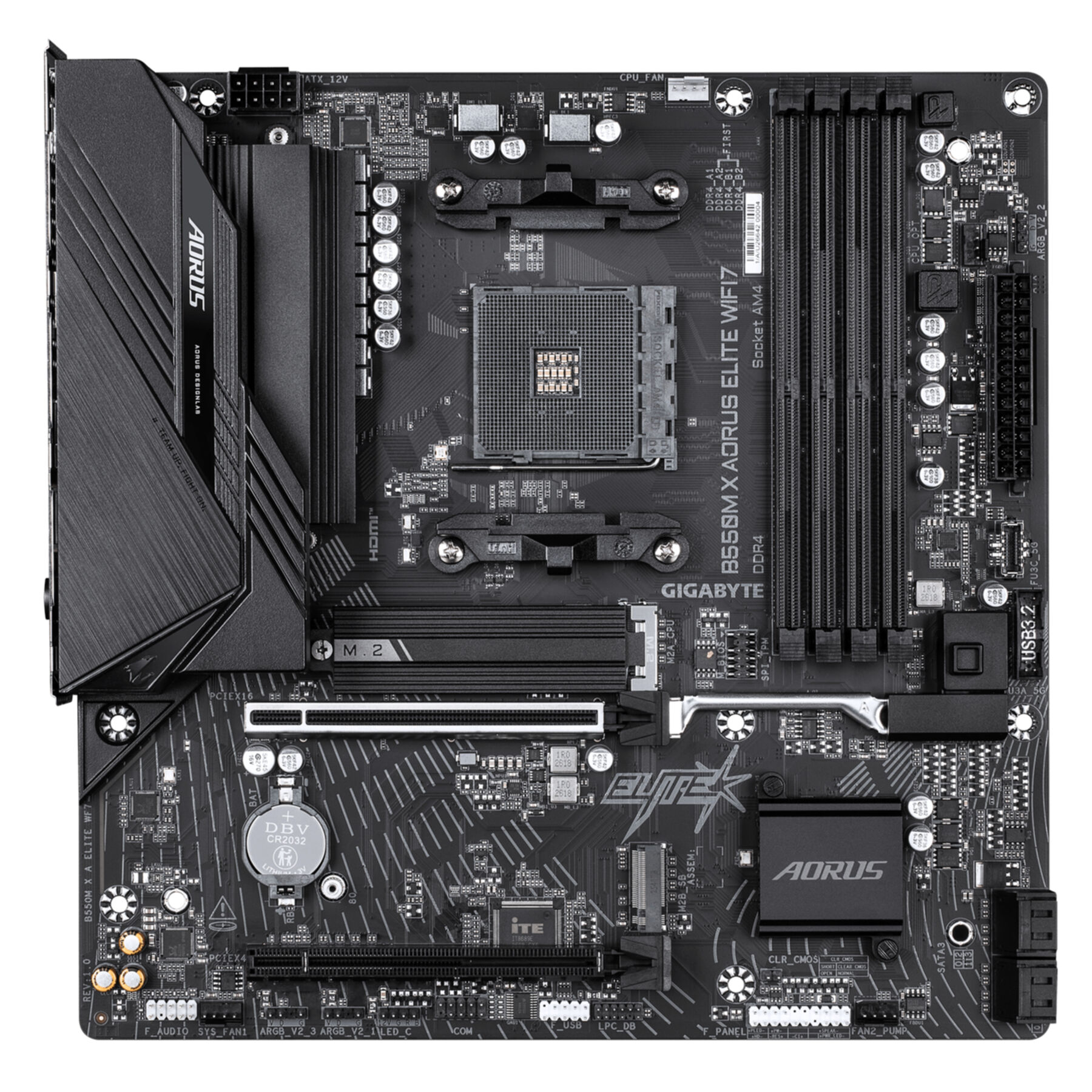 Una placa madre negra Gigabyte B550M Aorus Elite WiFi con ranuras de memoria, zócalo de CPU y disipadores.