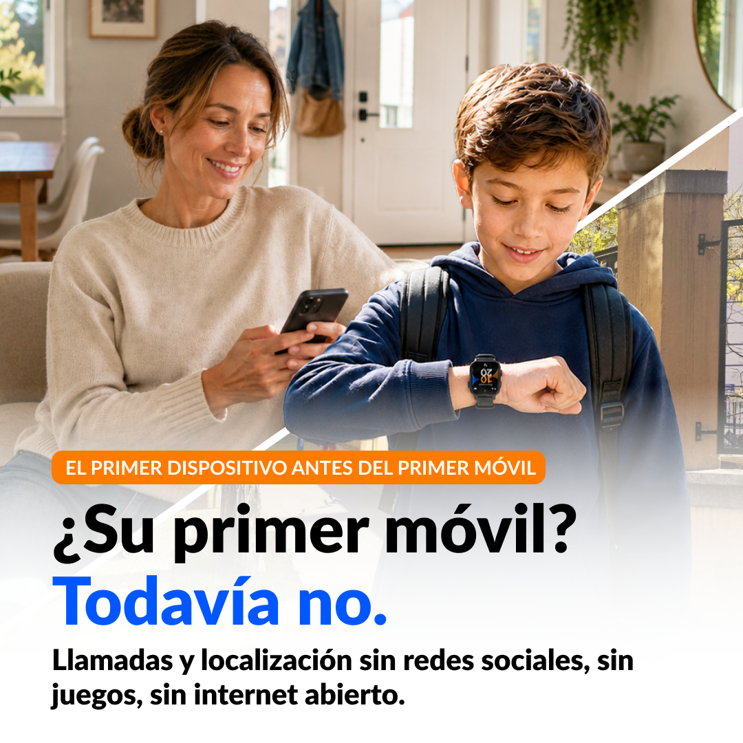 Una madre mira su smartphone mientras su hijo con mochila mira su smartwatch en casa.