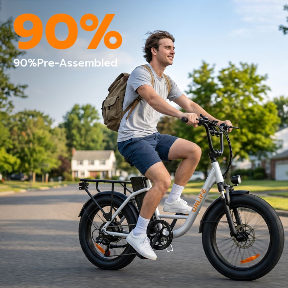 Un giovane con zaino guida una e-bike bianca su una strada suburbana. Testo 90% Pre-Assembled.