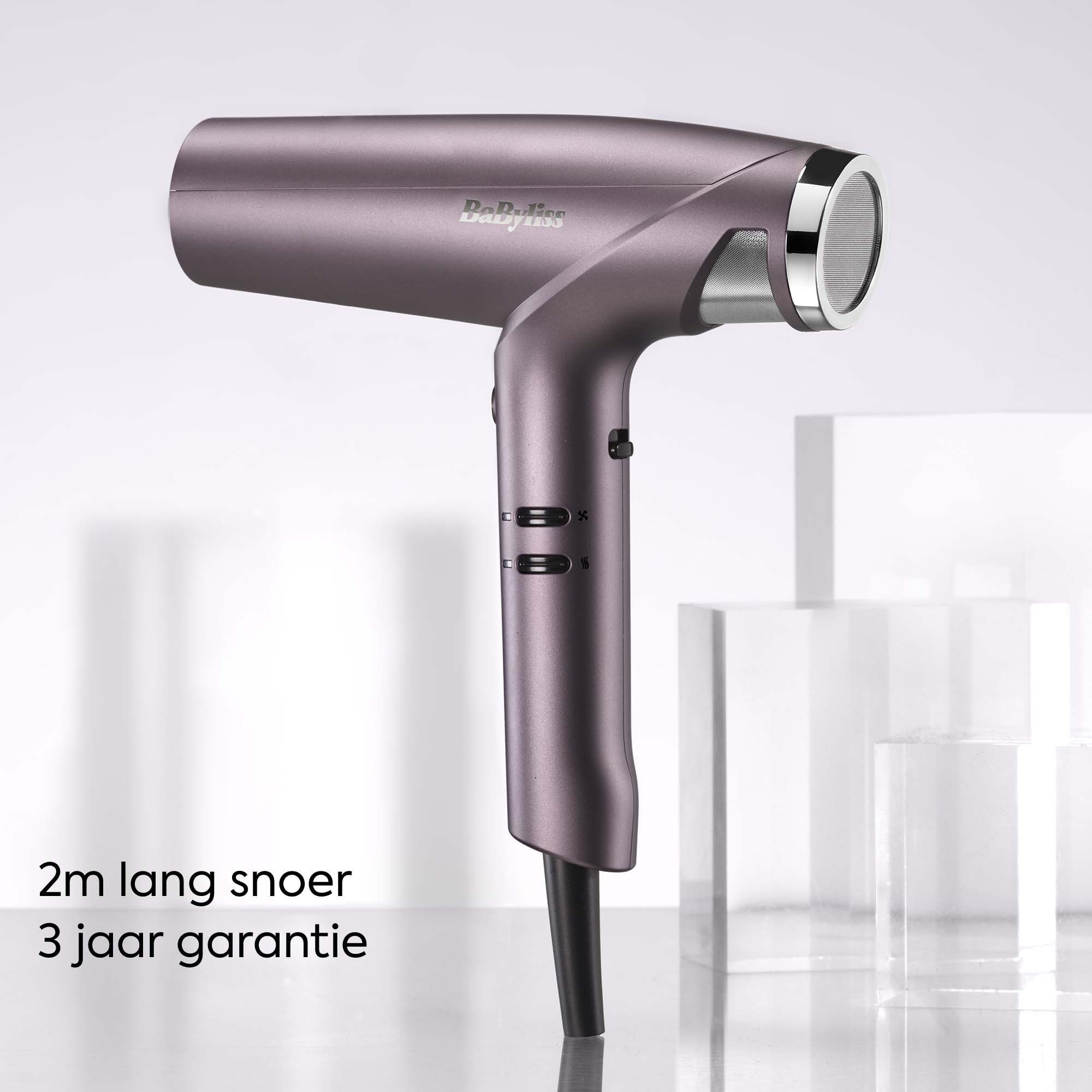 Un asciugacapelli BaByliss viola si trova davanti a piedistalli acrilici trasparenti.