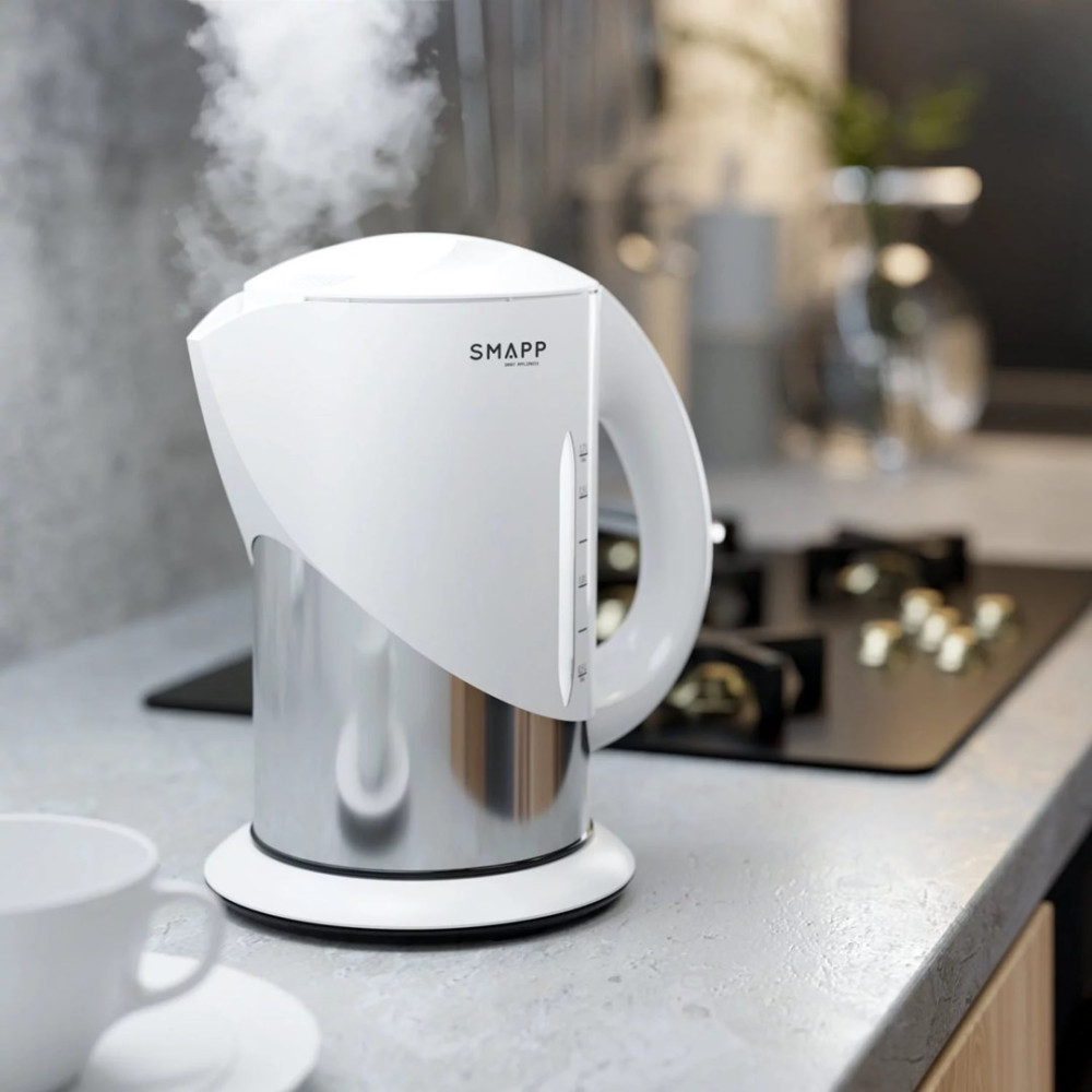 Un bollitore elettrico bianco con vapore sul piano di lavoro della cucina vicino a una tazza.