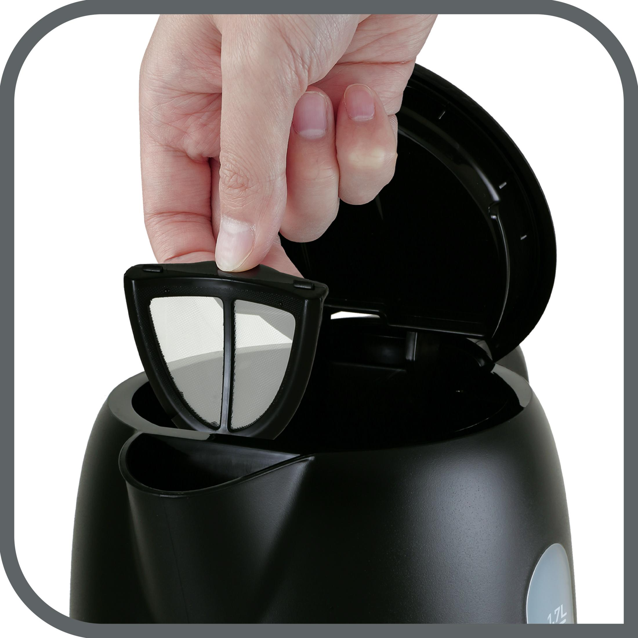 Una mano rimuove un filtro a rete nero dal coperchio aperto di un bollitore elettrico nero.