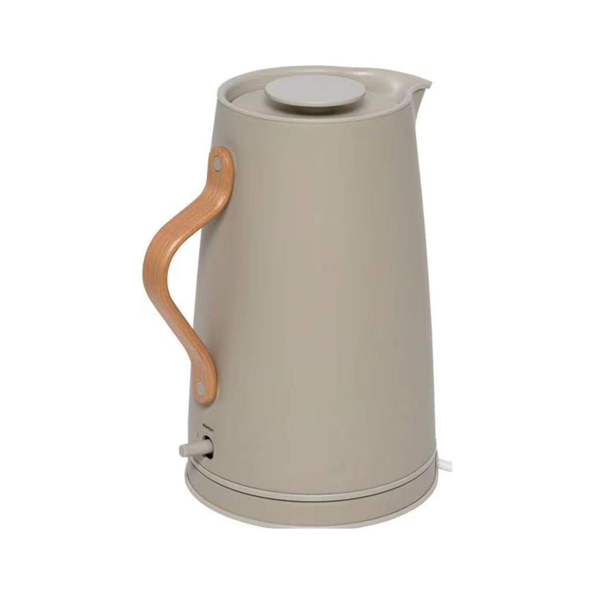 Un bollitore elettrico beige con manico in legno su sfondo bianco.