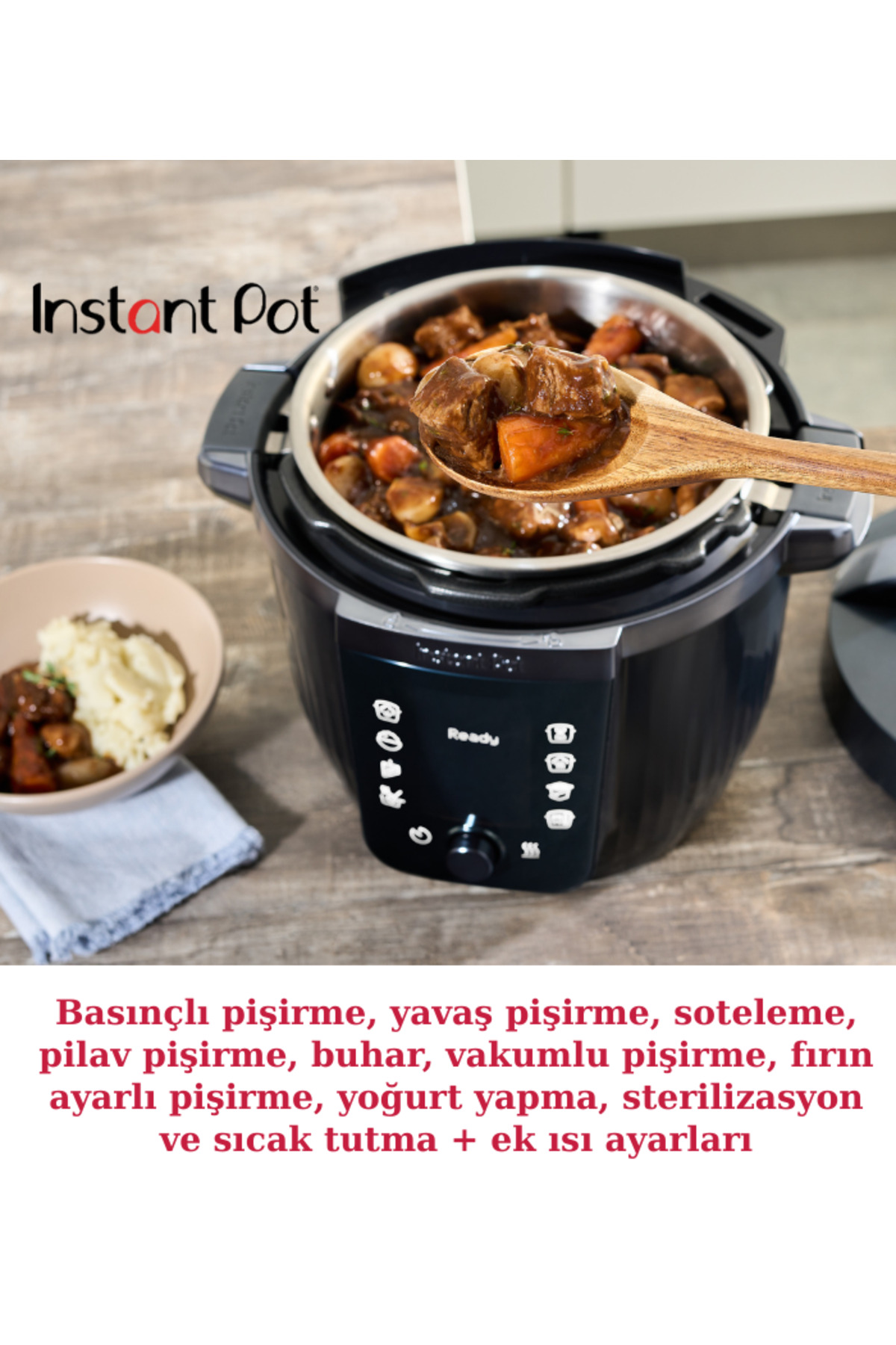 Multicooker Instant Pot z gulaszem, drewniana łyżka z mięsem i puree ziemniaczanym obok.