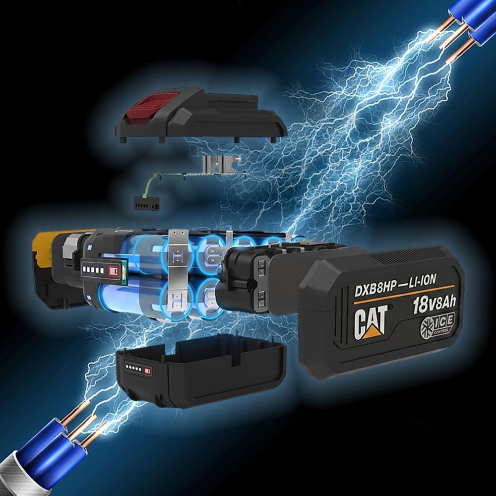 Siyah arka planda elektrik kıvılcımları ve kablolarla CAT 18V Li-Ion pilin patlatılmış görünümü.