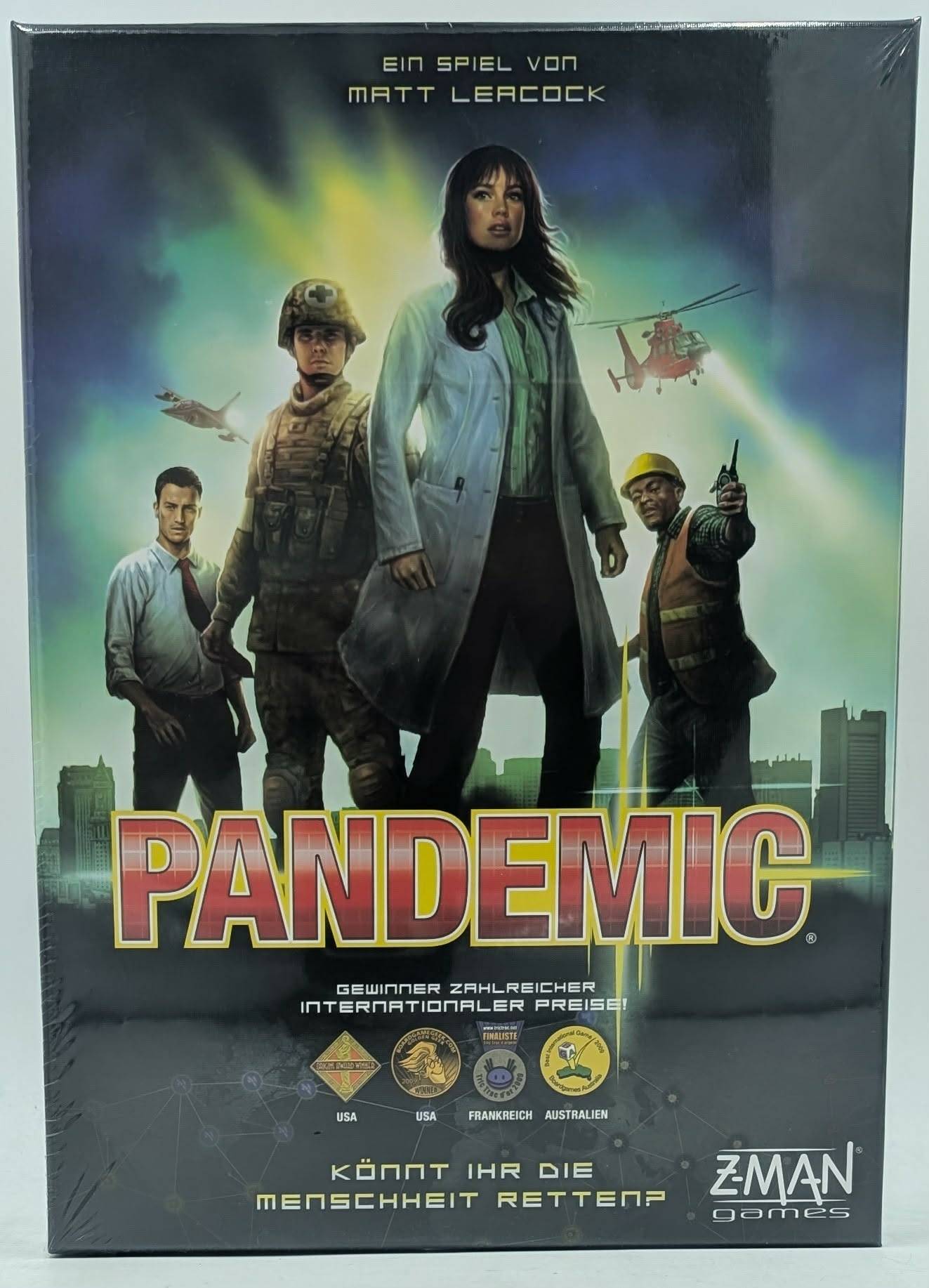 Pandemic-Brettspielschachtel mit fünf Charakteren, einer Stadtsilhouette und Fahrzeugen vor grünem Himmel.