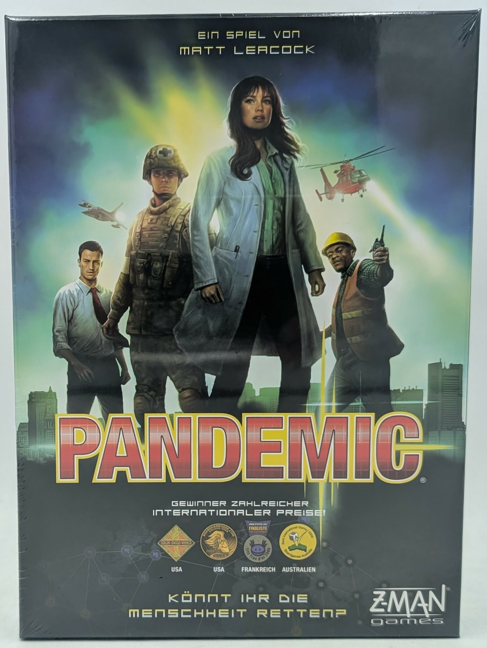 Die Brettspielverpackung zeigt vier Figuren vor einer Stadt und dem Schriftzug Pandemic.