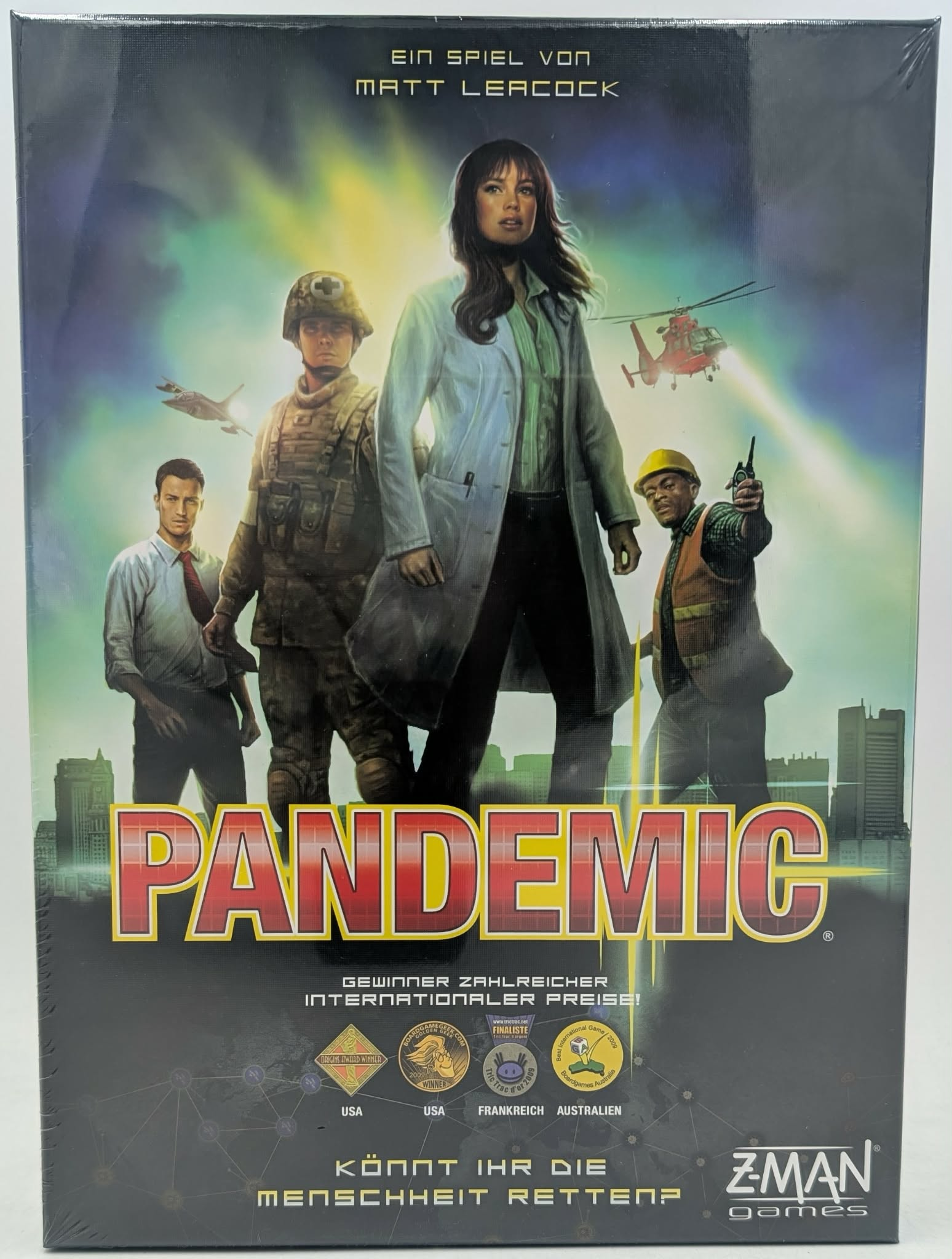 Brettspiel-Cover von Pandemic mit vier Charakteren vor einer Stadtsilhouette mit Hubschrauber und Flugzeug.