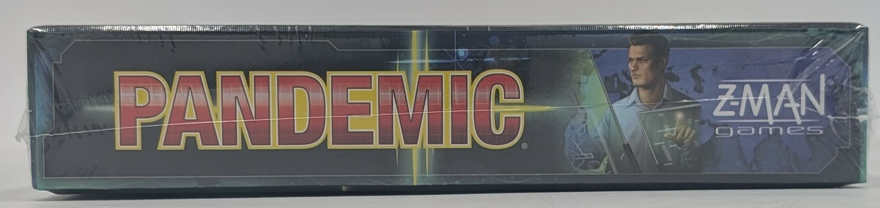 Seitenansicht einer folierten 'Pandemic' Brettspielschachtel mit großem roten Schriftzug und Z-Man Games Logo.
