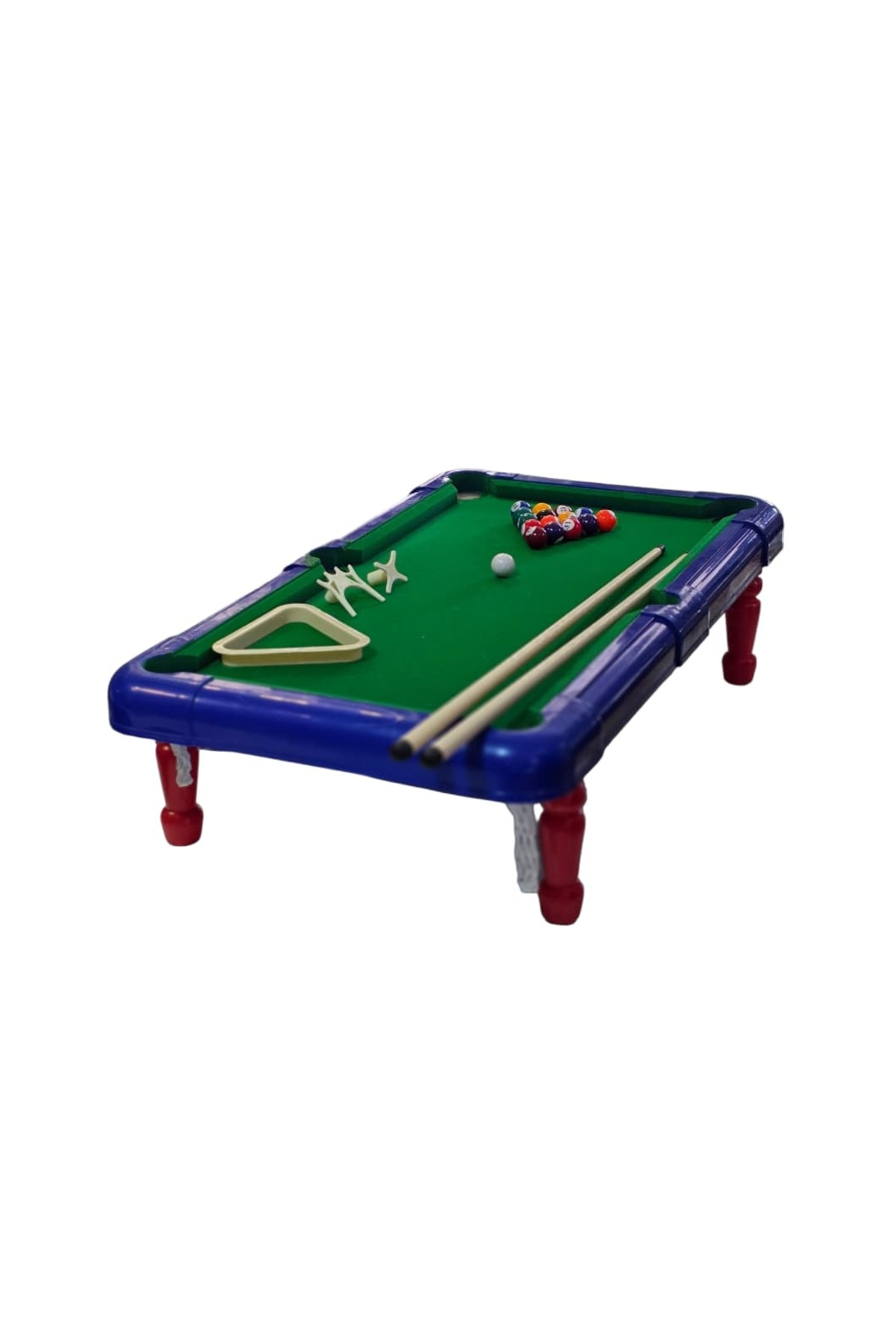 Yeşil çuhalı, mavi kenarlı, kırmızı ayaklı, istakalı, toplu ve üçgenli küçük bir oyuncak bilardo masası.