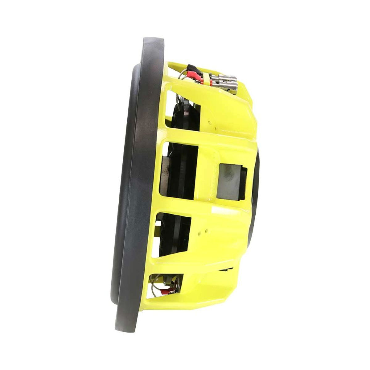 Seitenansicht eines Subwoofers mit leuchtend gelbem Korb und schwarzem Rahmen vor weißem Hintergrund.