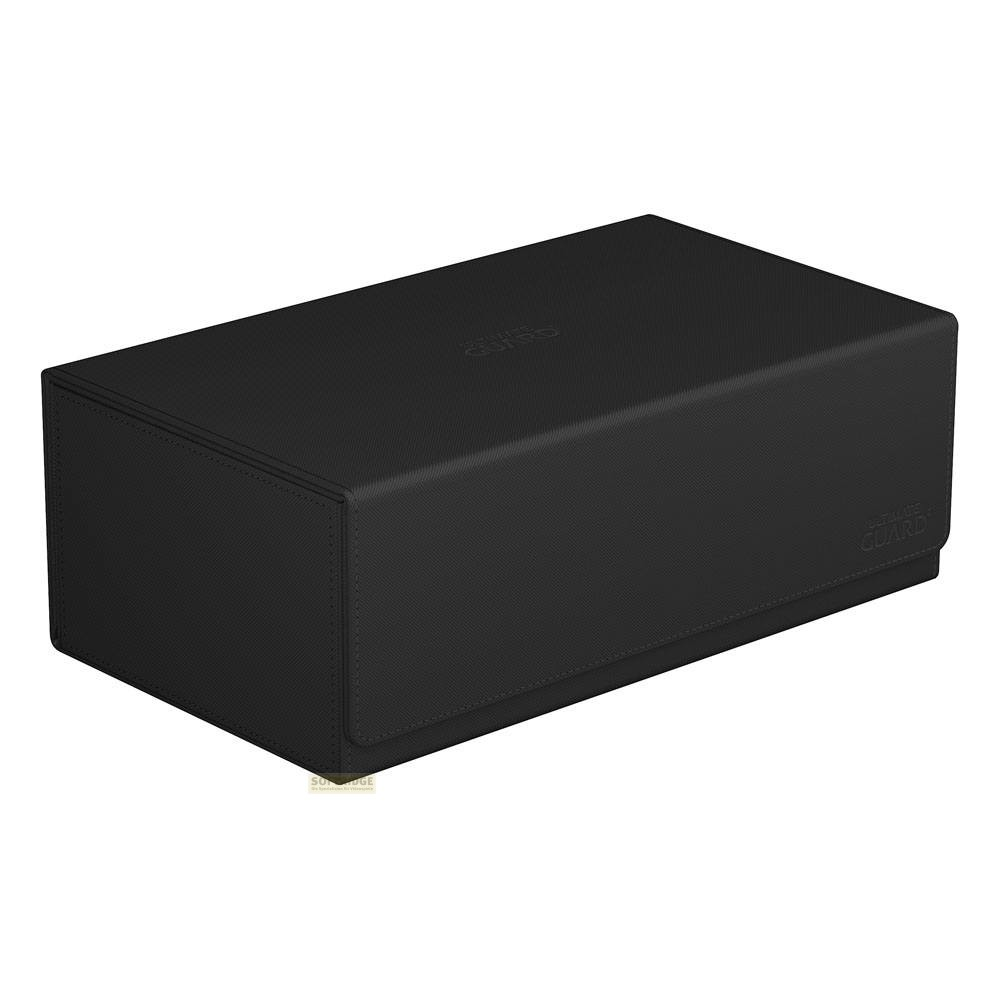Eine geschlossene schwarze Aufbewahrungsbox mit strukturierter Oberfläche auf weißem Hintergrund.