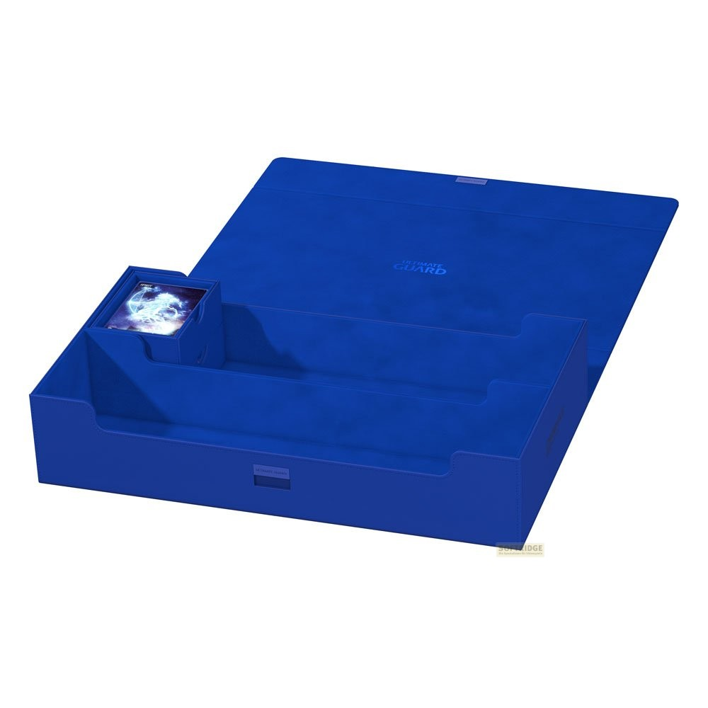 Une boîte de rangement de cartes bleue ouverte avec un deck.