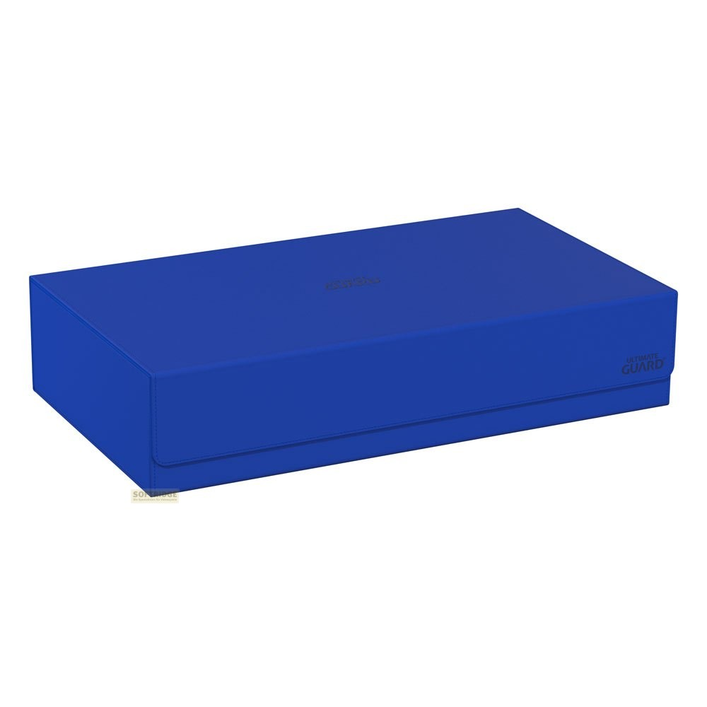 Une boîte rectangulaire bleue avec le logo Ultimate Guard sur fond blanc.