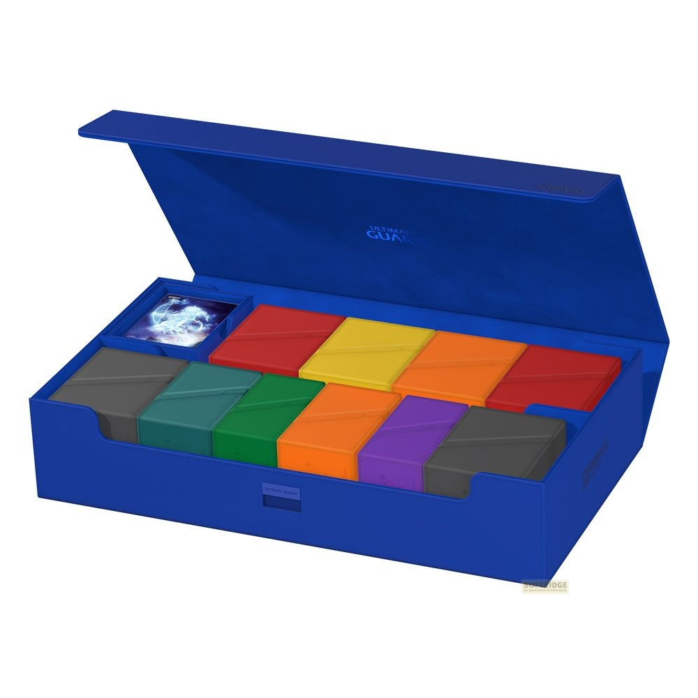 Une boîte de rangement bleue ouverte remplie de boîtes de deck colorées, sur fond blanc.