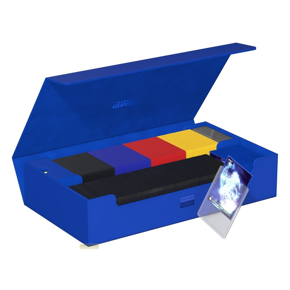 Une boîte de rangement bleue avec un couvercle ouvert, remplie de piles de cartes colorées et une carte.