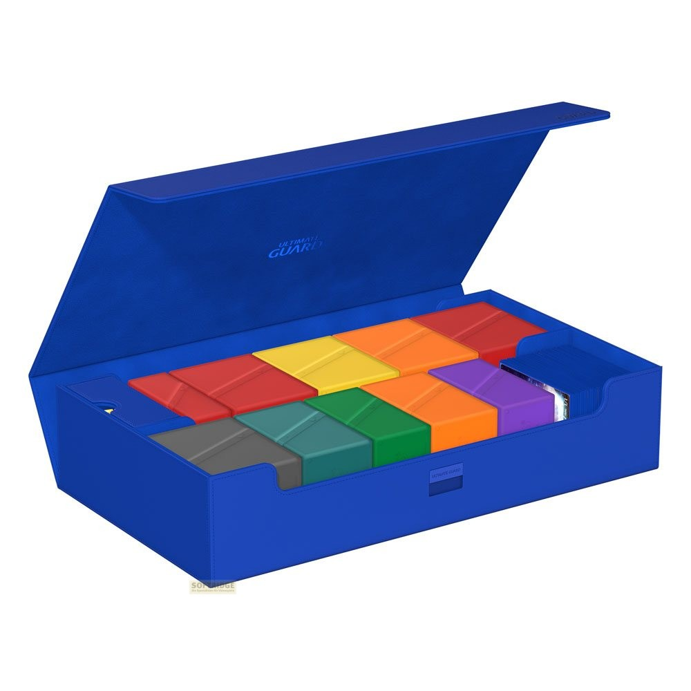 Une boîte de rangement de cartes bleue ouverte remplie de petites boîtes colorées sur un fond blanc.