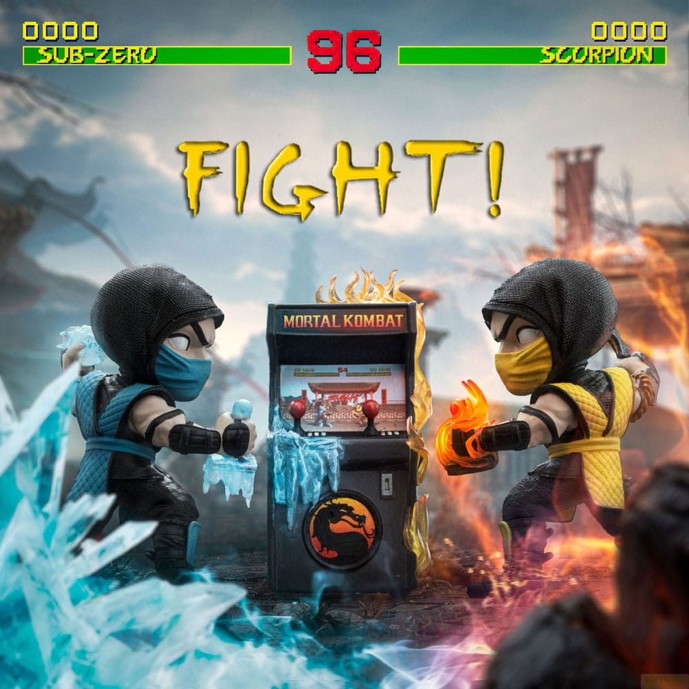 Figuras en miniatura de Sub-Zero y Scorpion flanquean una máquina arcade de Mortal Kombat con efectos de hielo y fuego.