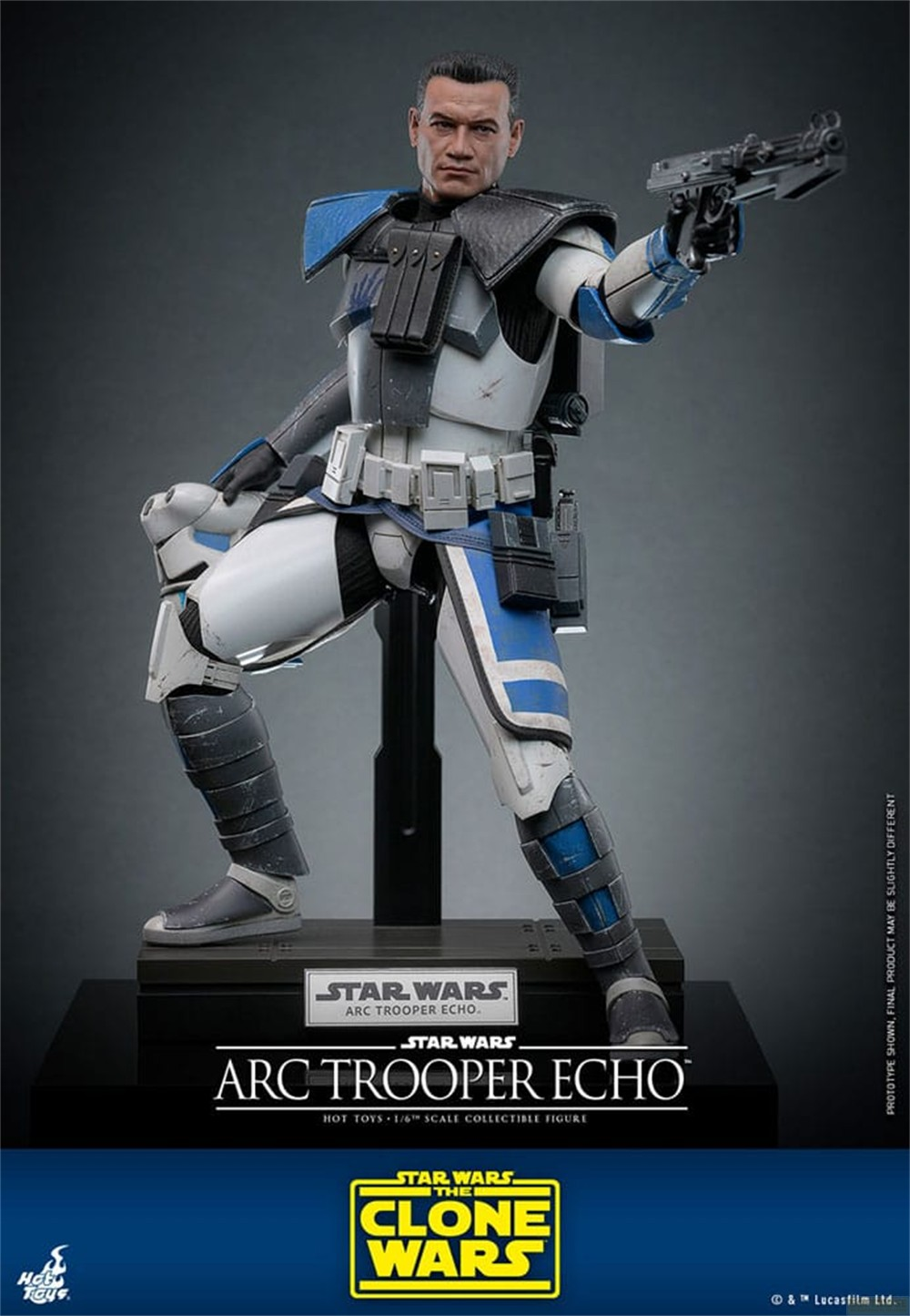 Figura de acción Star Wars ARC Trooper Echo a escala 1/6 con bláster sobre una base.