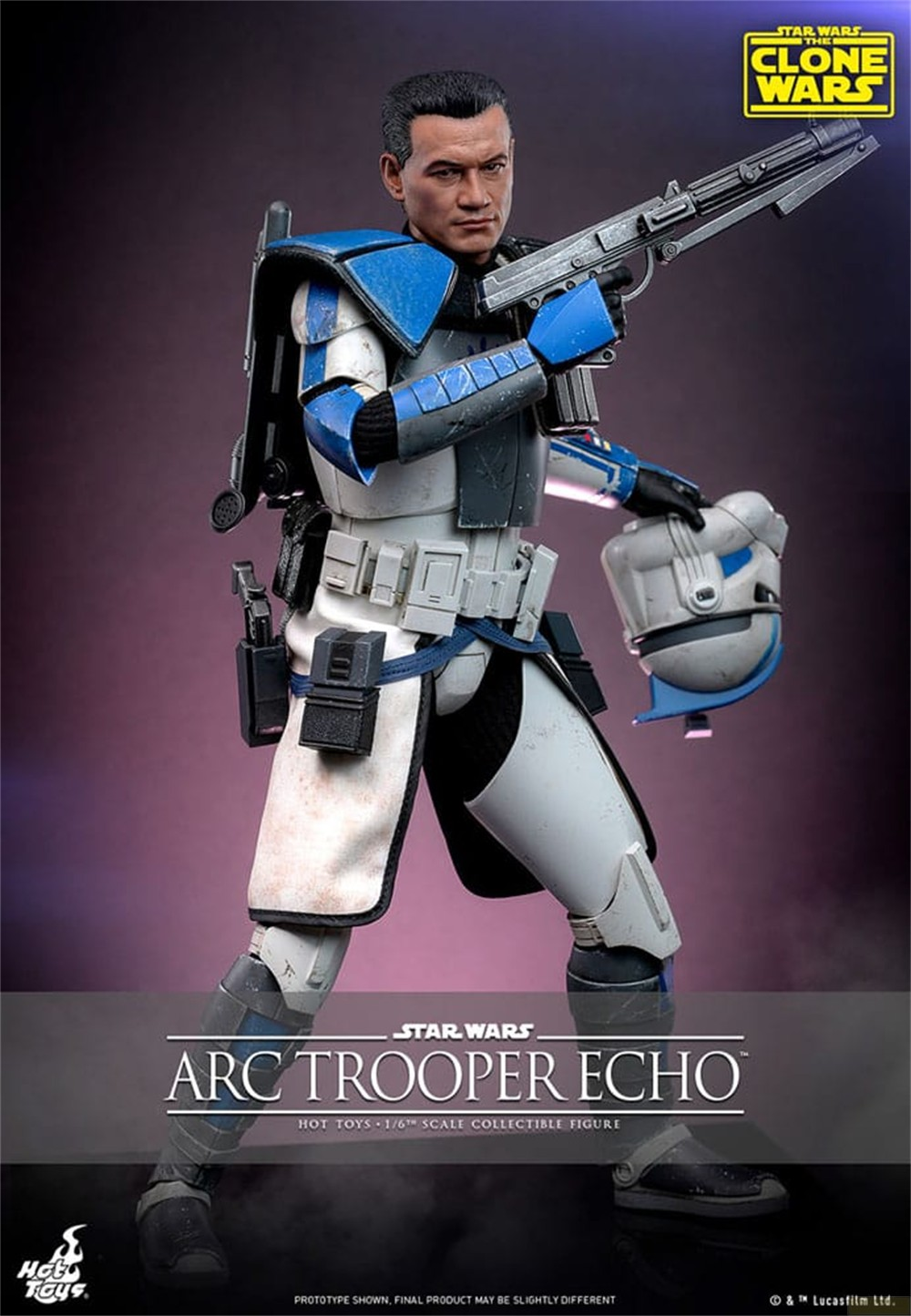 Figura de acción de ARC Trooper Echo con armadura azul y blanca sosteniendo un bláster y un casco.