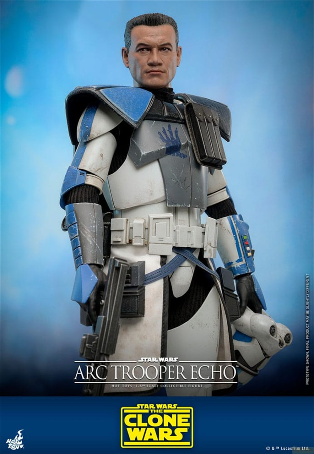 Figura de acción de ARC Trooper Echo con armadura blanca y azul y un bláster sobre fondo azul.