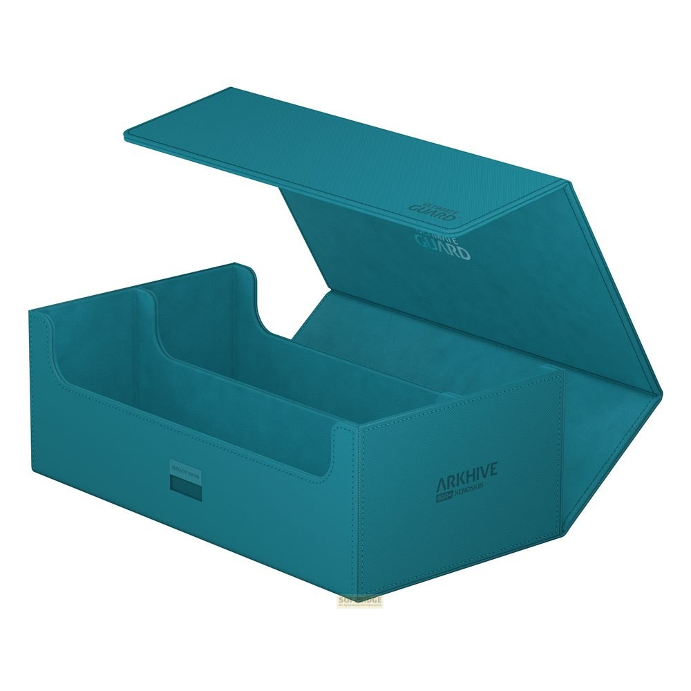 Une boîte de rangement de cartes turquoise Arkhive 800+ Xenoskin ouverte sur fond blanc.