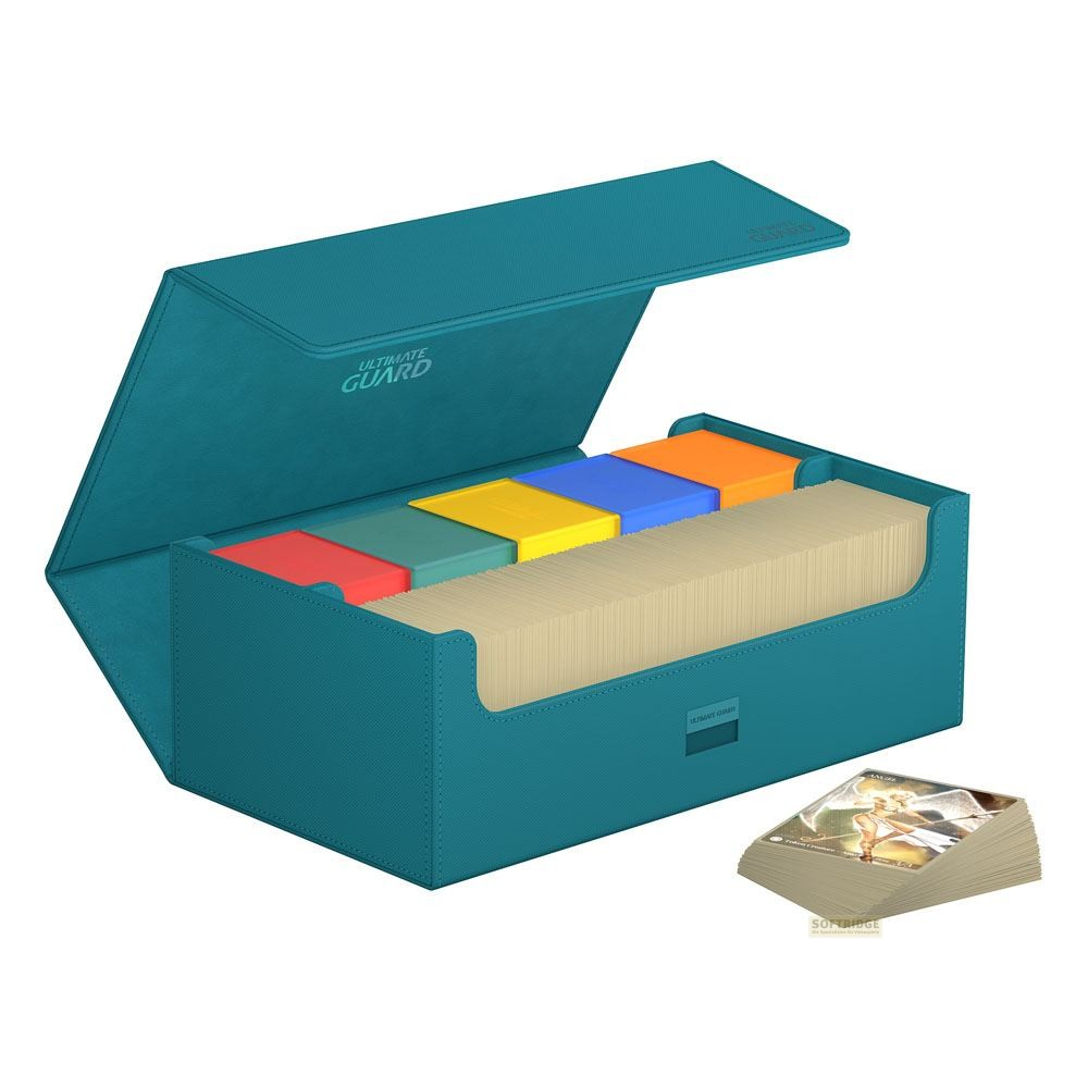Boîte à cartes Ultimate Guard turquoise avec couvercle ouvert, boîtes intérieures colorées et grand jeu.