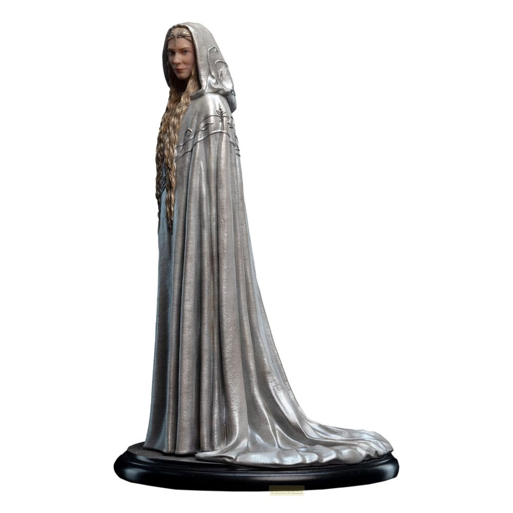 Una figura de elfo de pie con una capa gris larga con capucha sobre una base negra.