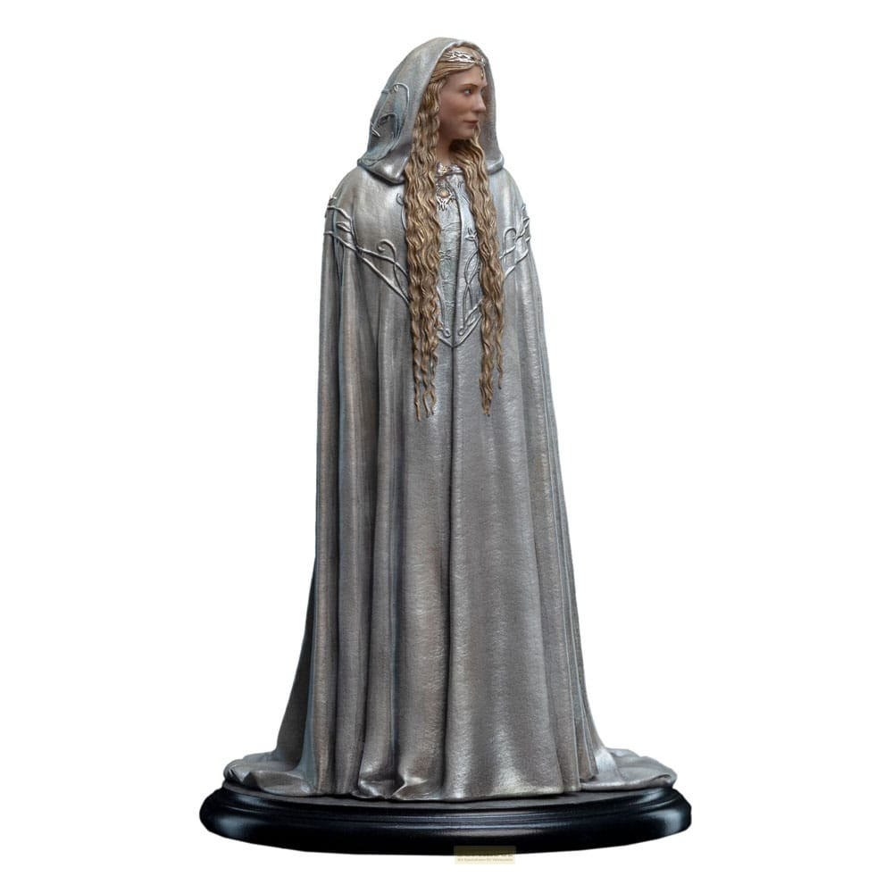 Una estatua detallada de Galadriel con una capa gris con capucha sobre una base negra.
