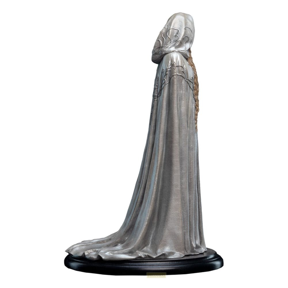 Una estatuilla de figura con capucha gris y capa larga sobre base negra.