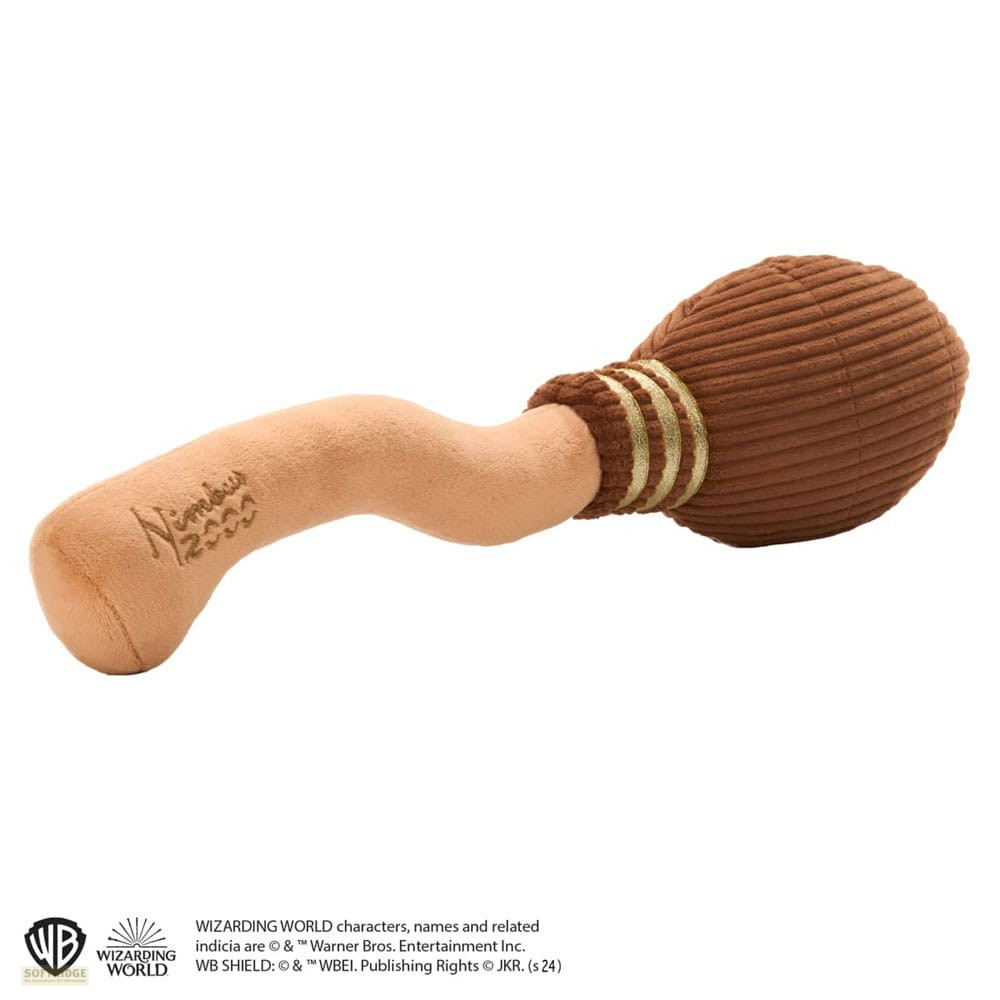 Una escoba de juguete de peluche suave con diseño Nimbus 2000, mango marrón y rayas doradas.