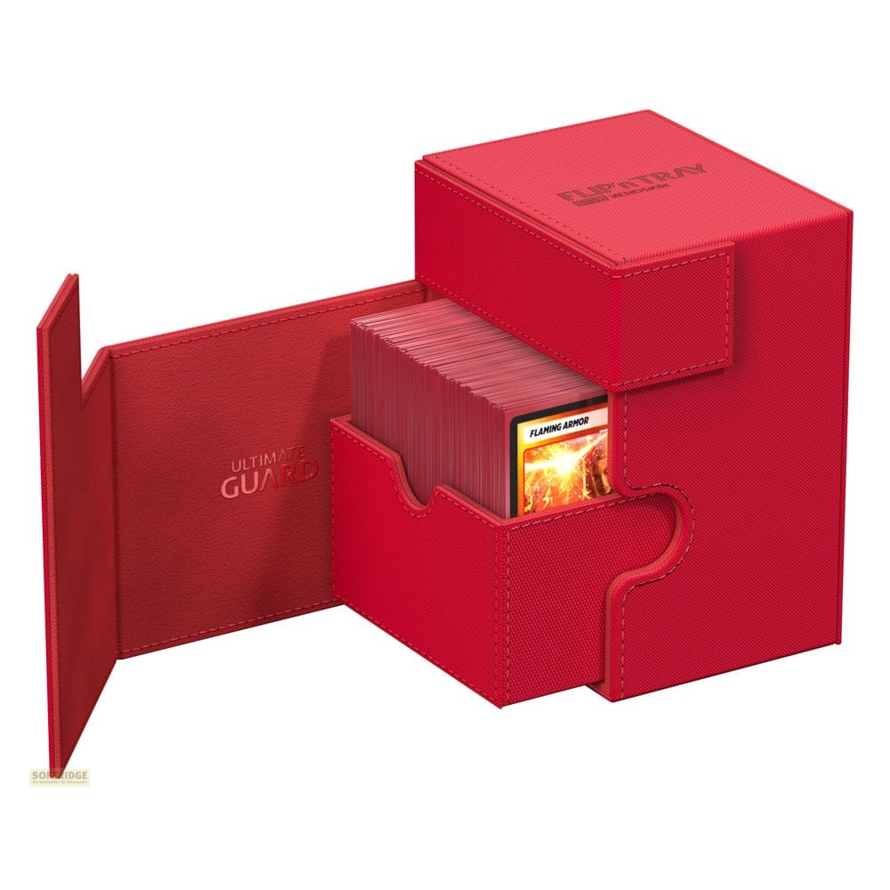 Une boîte de cartes Ultimate Guard rouge avec un rabat ouvert et un jeu de cartes empilé à l'intérieur.