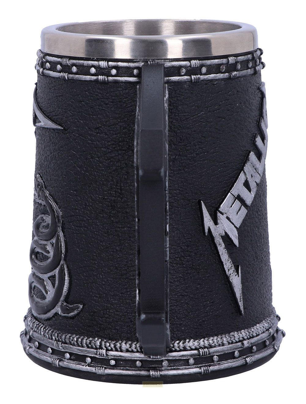 Una taza metálica negra con detalles plateados, asa, diseño de serpiente y el logo de Metallica.