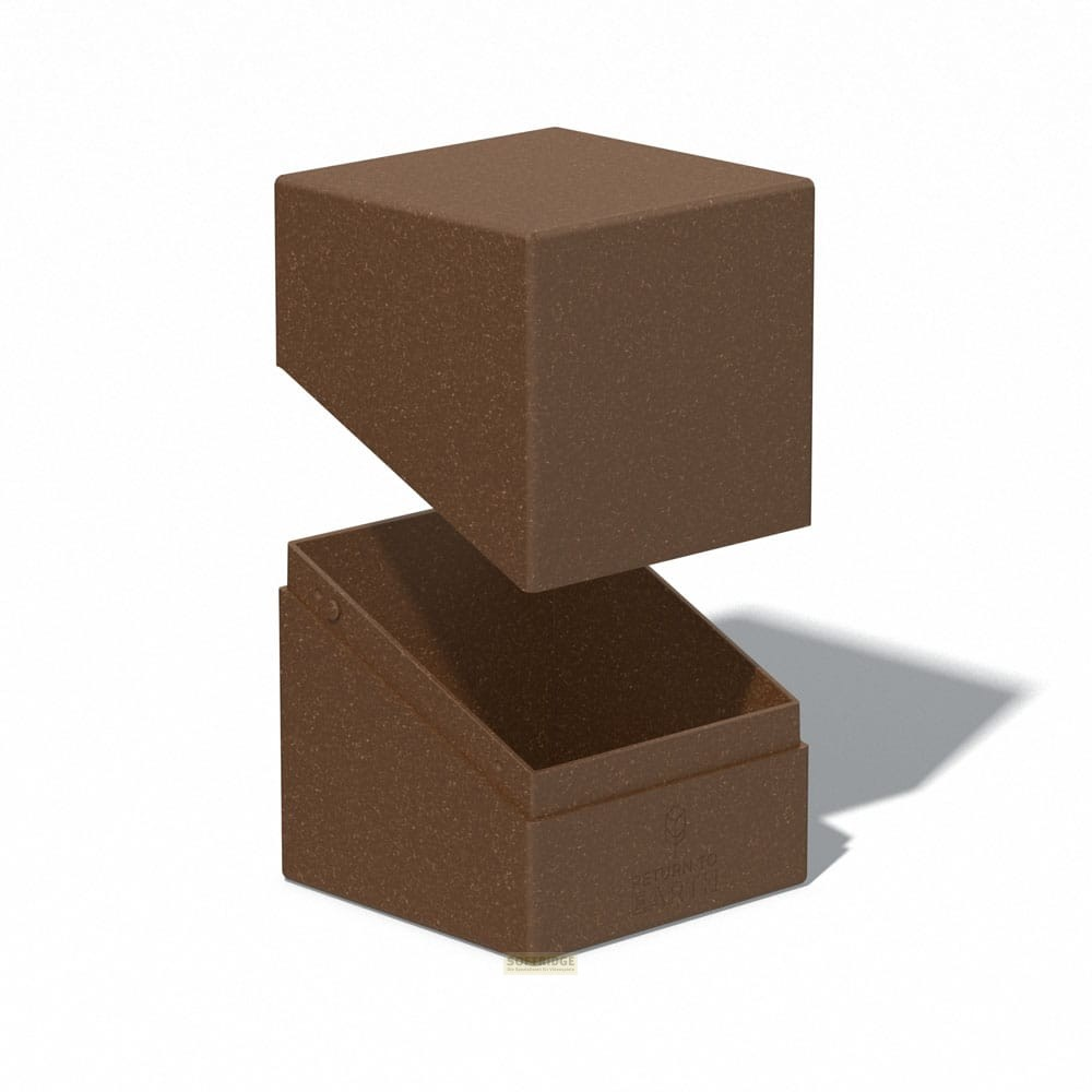 Une boîte mouchetée marron avec un couvercle ouvert et flottant sur fond blanc.