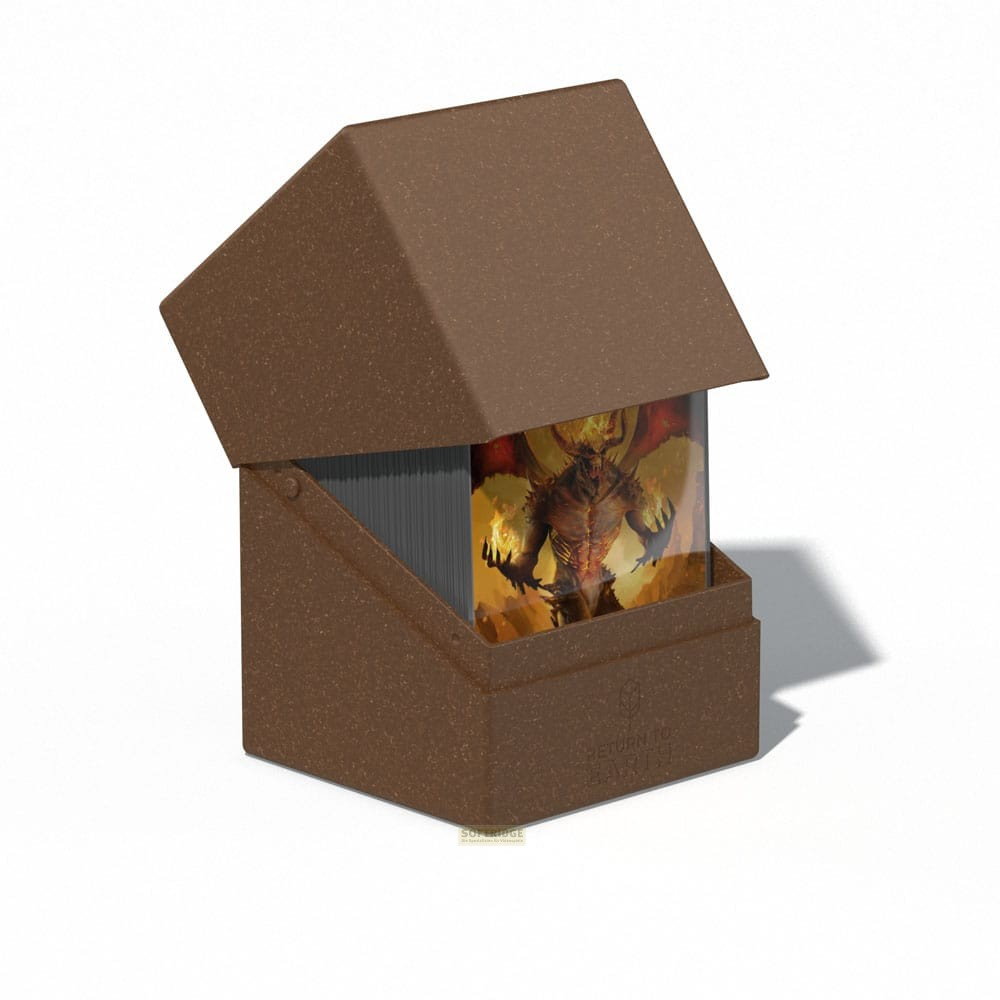 Une boîte marron ouverte avec l'illustration d'un monstre sur le devant, remplie de cartes.