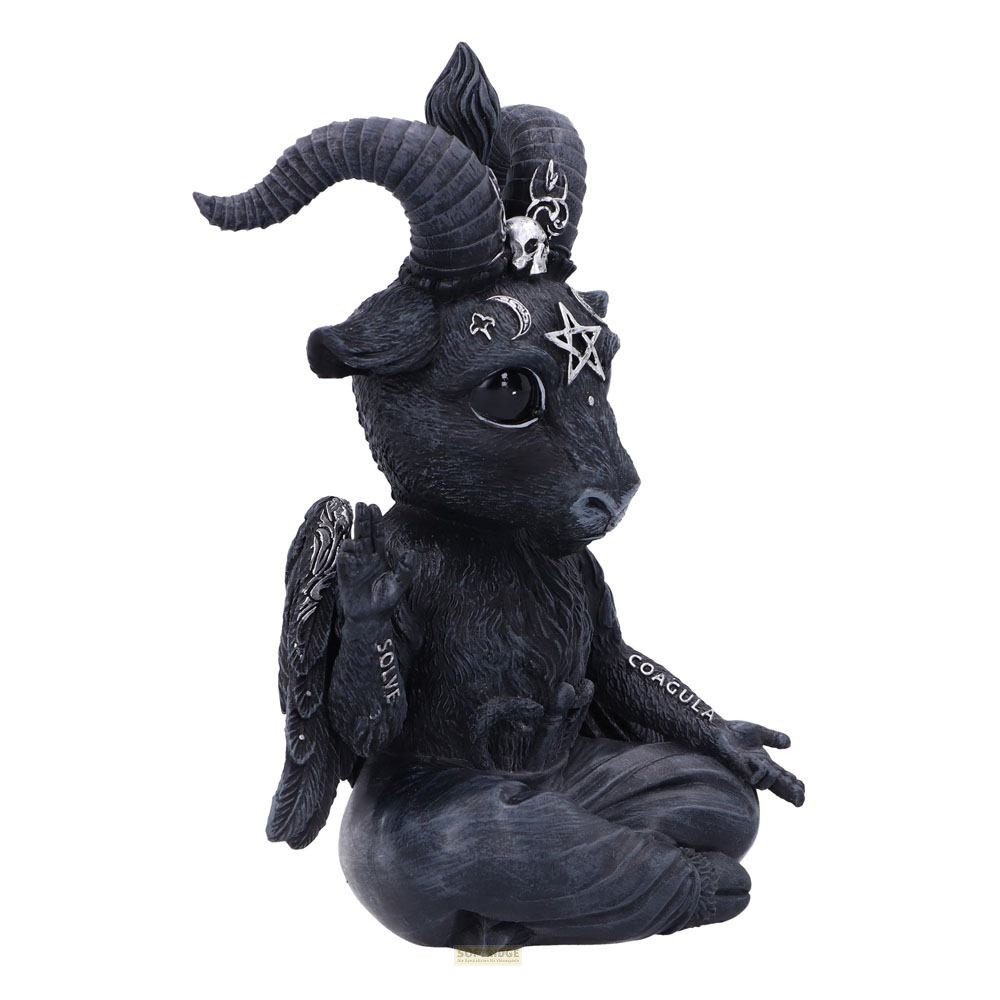 Una figura de Baphomet negra y cornuda con alas, pentagrama y símbolos de media luna, en postura de meditación.
