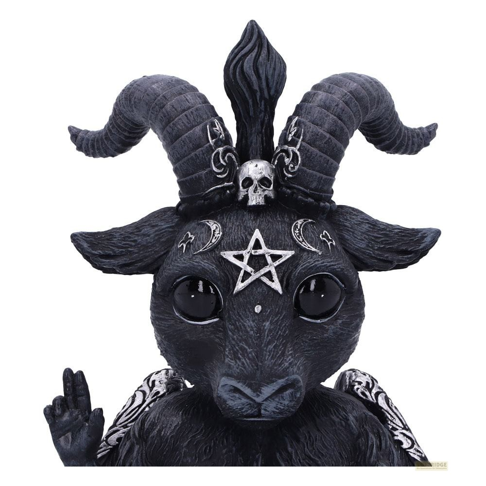 Una estatua de cabra negra con un pentagrama plateado, cuernos y calavera sobre un fondo blanco.