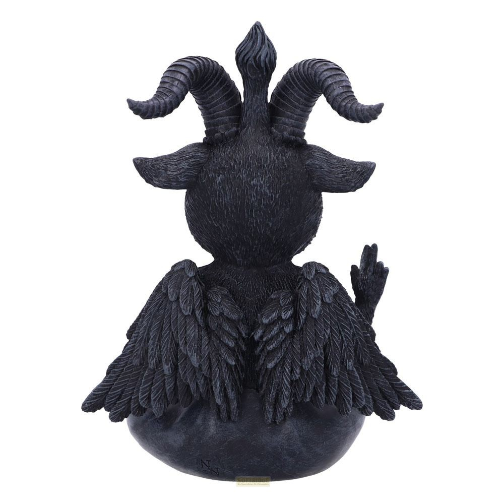 Vista trasera de una estatua negra de Baphomet con cuernos, alas de plumas y un gesto simbólico con la mano.