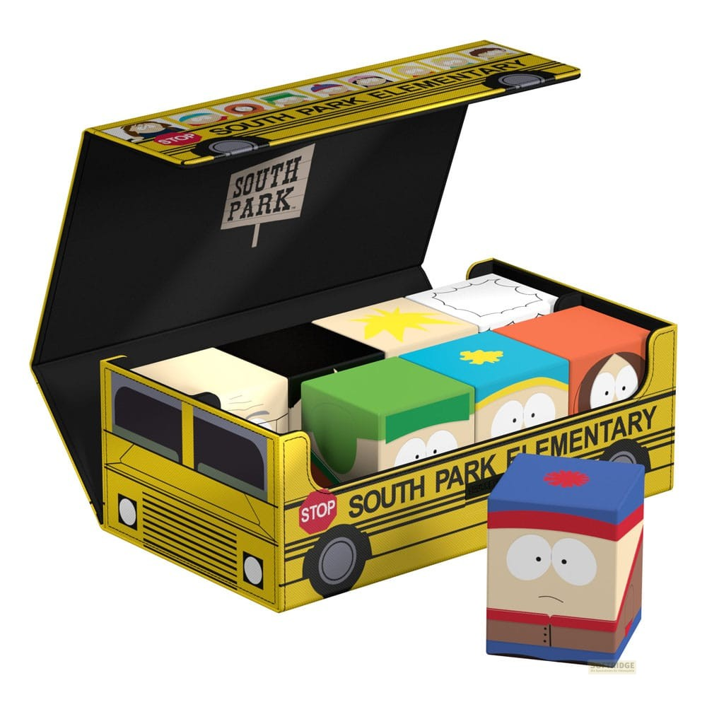 Une boîte de bus scolaire jaune South Park contenant des cubes de personnages et une figurine devant.
