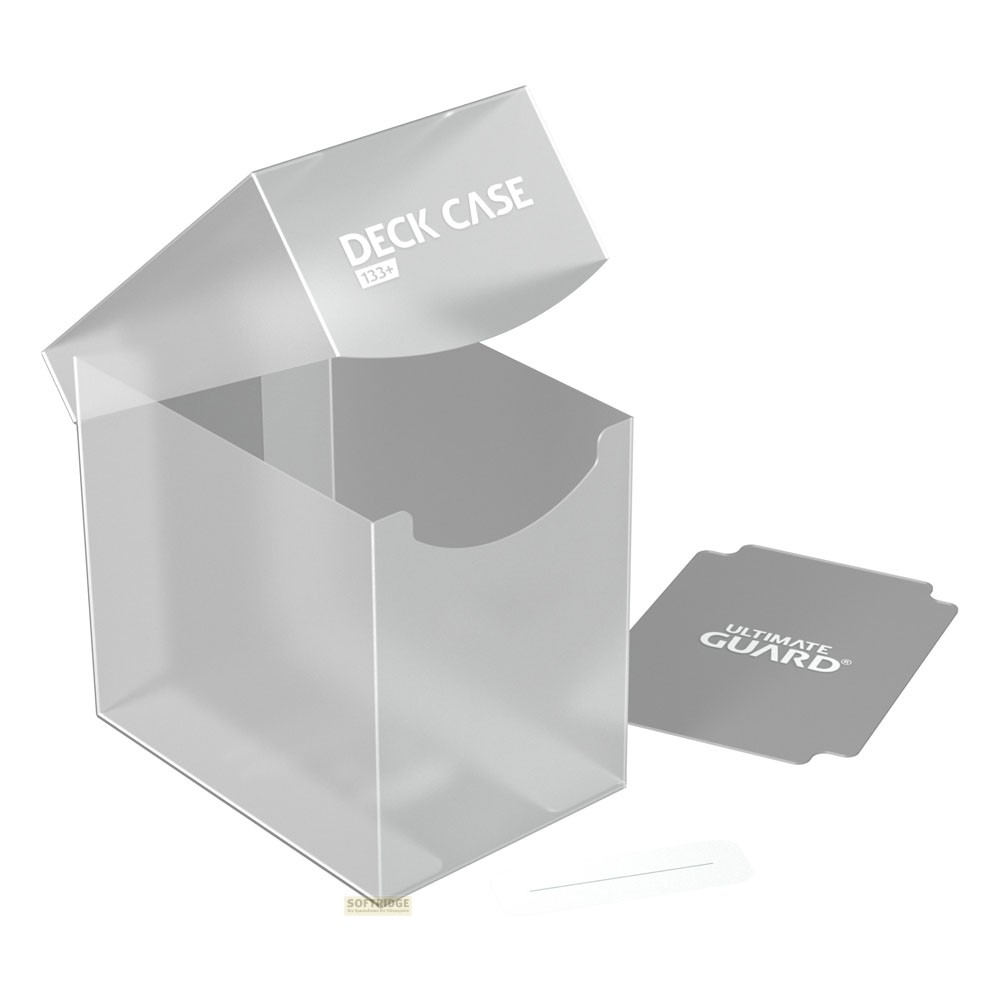 Boîte de deck en plastique transparent avec couvercle ouvert, séparateur et petit autocollant sur fond blanc.