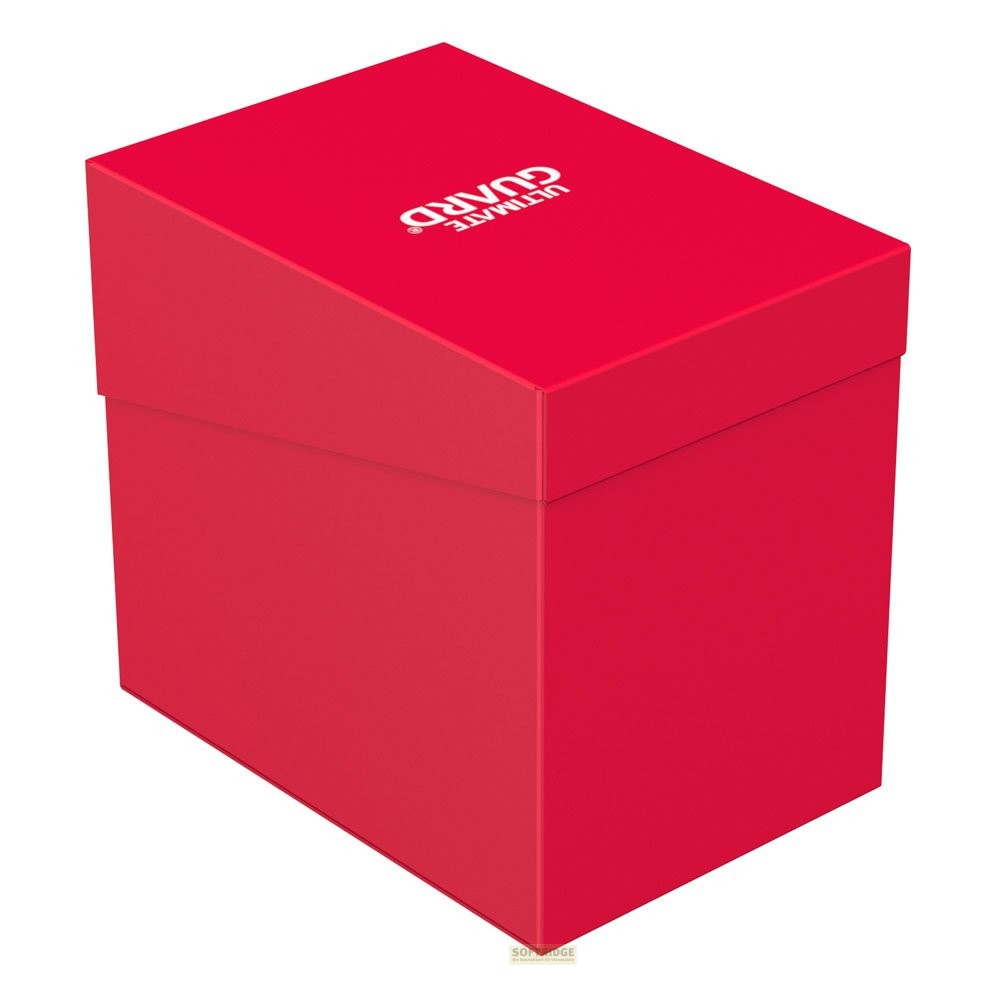 Une boîte de pont Ultimate Guard rouge rectangulaire avec un logo blanc sur le couvercle incliné, sur fond blanc.