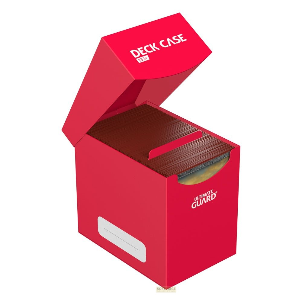 Une boîte de pont Ultimate Guard rouge avec un couvercle ouvert, remplie de protège-cartes marron.