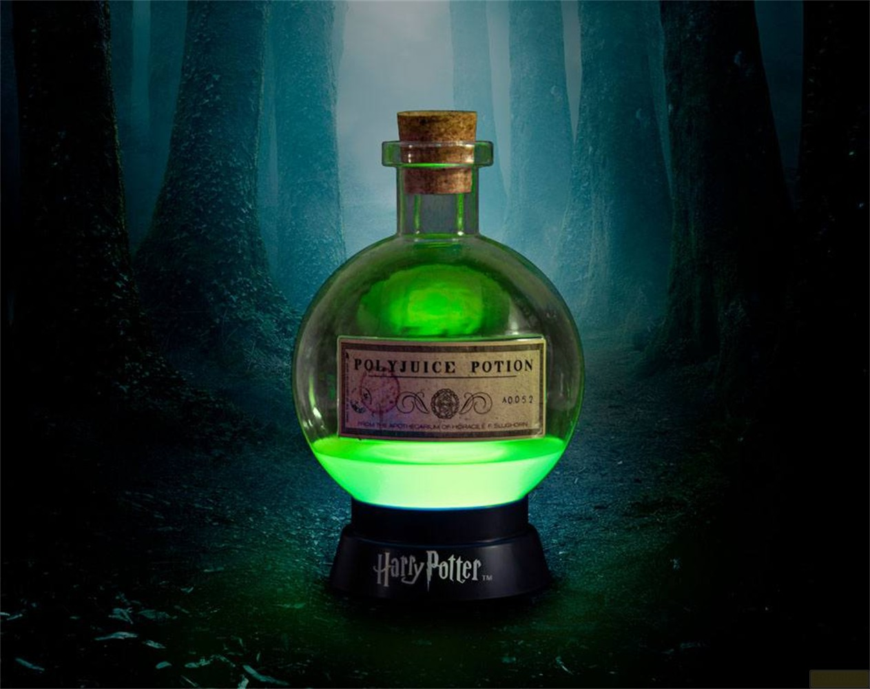Una botella de pocion multijugos verde brillante con corcho descansa sobre un soporte en un bosque oscuro.