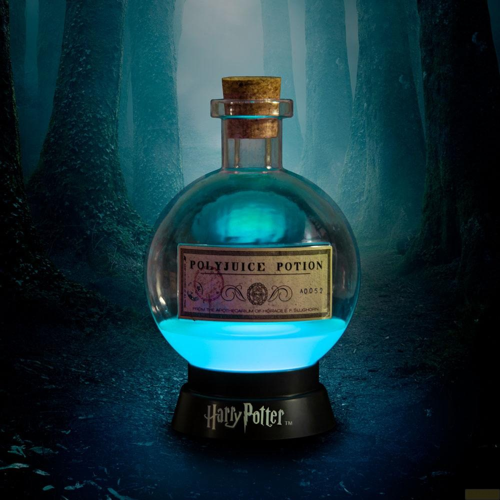 Una botella de Poción Multijugos brillante sobre una base de Harry Potter frente a un bosque oscuro.