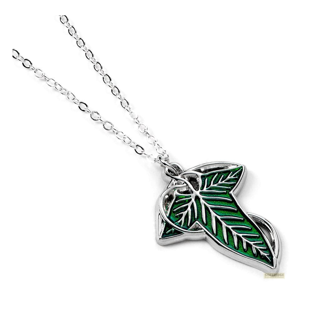 Un collar de cadena plateada con un colgante en forma de hoja verde con venas plateadas sobre fondo blanco.