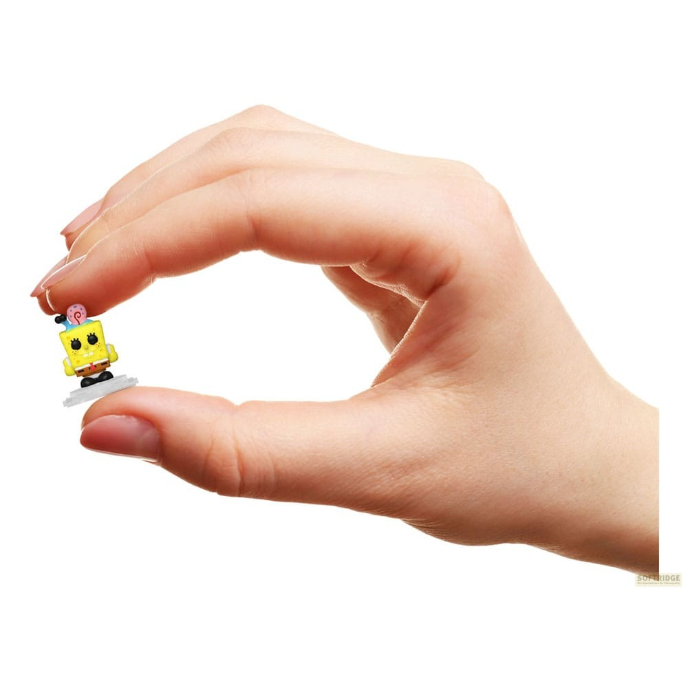 Une main tient une minuscule figurine de Bob l'éponge sur fond blanc.