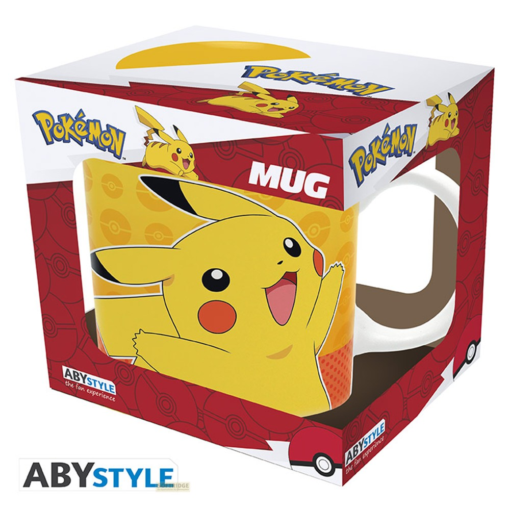 Una tazza di Pokemon Pikachu in una confezione rossa e bianca con motivi Poké Ball.