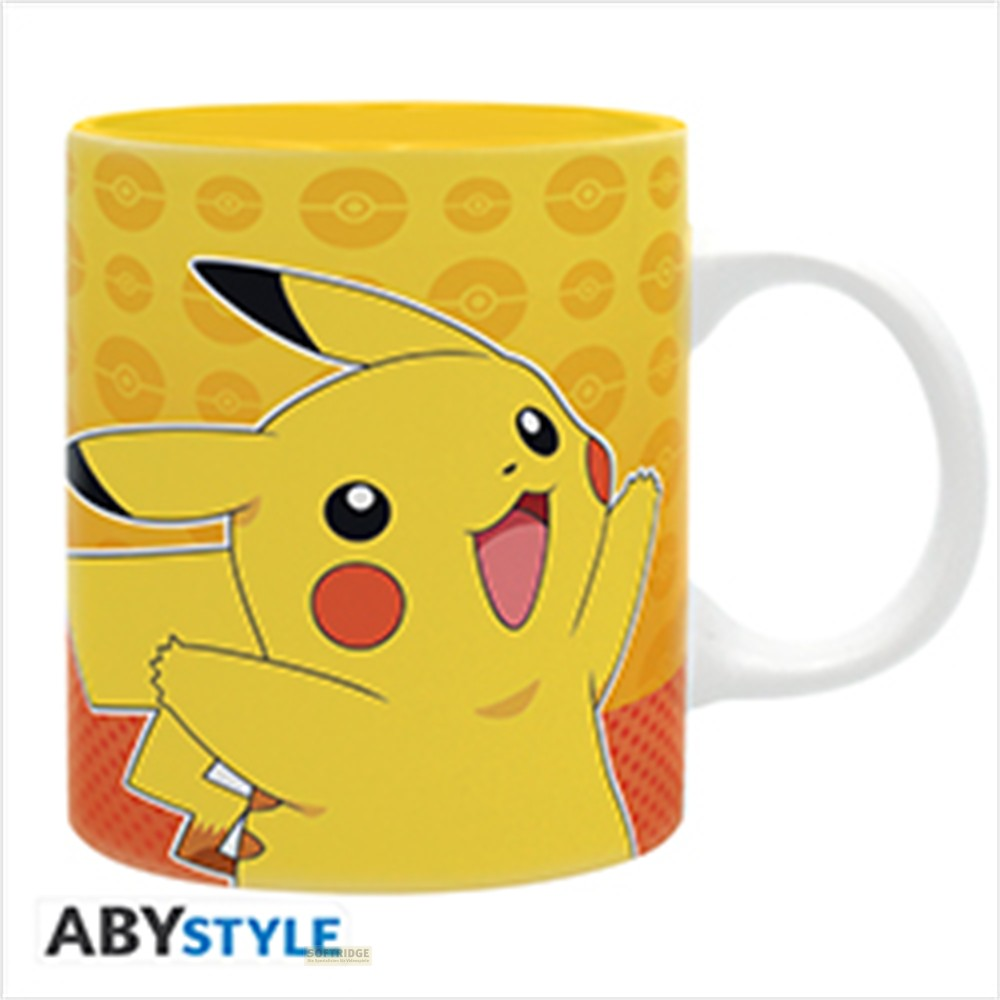 Una tazza gialla dei Pokemon con Pikachu, motivo Poké Ball e manico bianco.