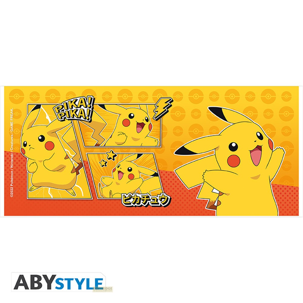 Design giallo di Pikachu con fumetti, fulmini e la scritta Pika Pika su sfondo con Poké Ball.